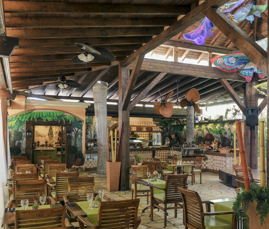 Imagen del bar/restaurante del Hotel Green Garden Eco Resort and Villas. Foto 3