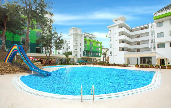 Imagen de la piscina del Hotel Green Life. Foto 10