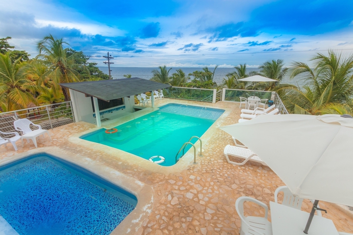 Imagen de la piscina del Hotel Green Luxury. Foto 18