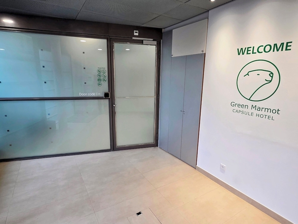 Imagen de los interiores del Hotel Green Marmot Capsule Geneva. Foto 16