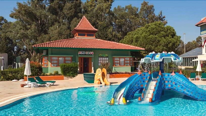 Imagen de la piscina del Hotel Green Max. Foto 16
