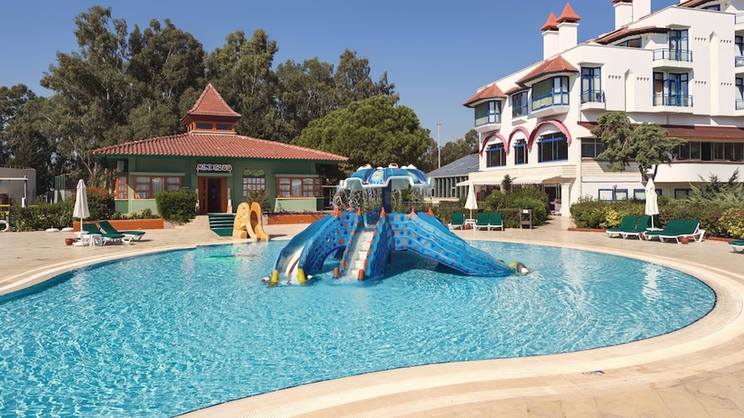 Imagen de la piscina del Hotel Green Max. Foto 17