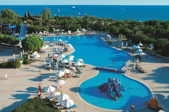 Imagen de la piscina del Hotel Green Max. Foto 18