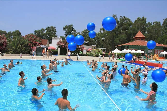 Imagen de la piscina del Hotel Green Max. Foto 19