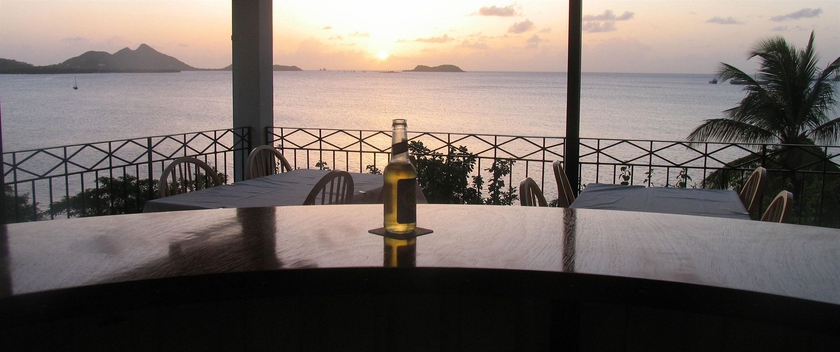 Imagen del bar/restaurante del Hotel Green Roof Inn. Foto 1