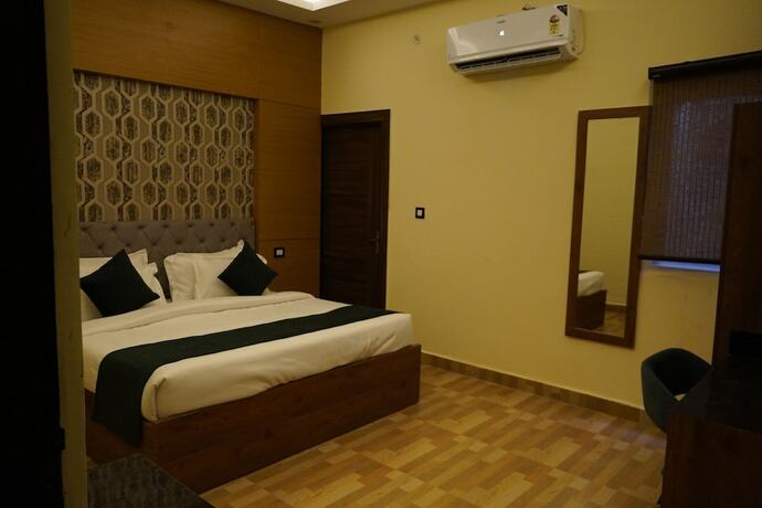 Imagen de la habitación del Hotel Green Sarovar and Restaurant. Foto 11