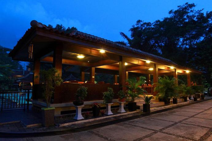 Imagen del bar/restaurante del Hotel Green Tropical Village Belitung. Foto 10