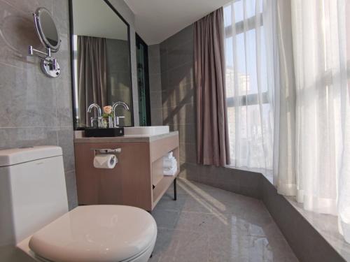 Imagen de la habitación del Hotel GreenTree Eastern Chongqing Yangjiaping Pedestrian Street Vientiane City. Foto 17