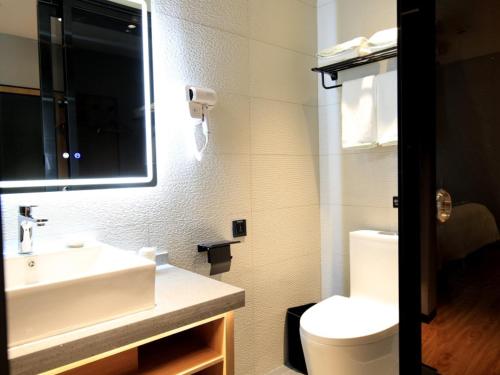 Imagen de la habitación del Hotel GreenTree Inn Express Tianjin Jinnan National Convention and Exhibition Center. Foto 20