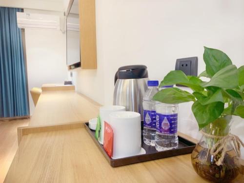 Imagen general del Hotel GreenTree Inn Guangdong Zhanjiang Donghai Island. Foto 14