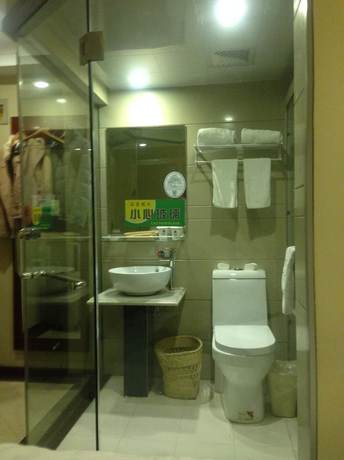 Imagen de la habitación del Hotel GreenTree Inn ShangHai PuDong Airport HuaXia East Road Railway Station Shell Hotel. Foto 4