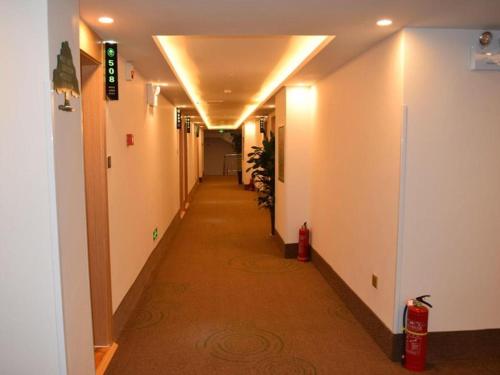 Imagen general del Hotel GreenTree Inn Zhengzhou Xinzheng City Longhu Town Xiangyun Road Express. Foto 6