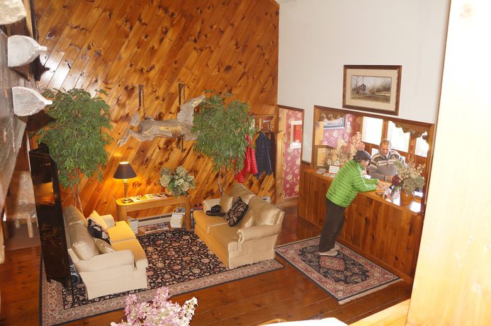 Imagen de los interiores del Hotel Greenbrier Inn. Foto 19