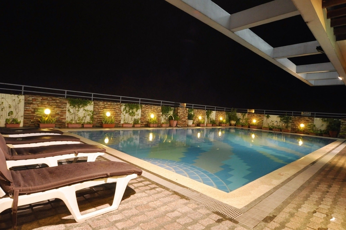 Imagen de la piscina del Hotel Greenhills Elan Modern. Foto 16