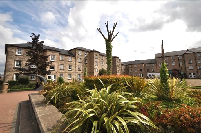 Imagen de los exteriores del Hotel Greenock Hall?s Waterfront Complex. Foto 15