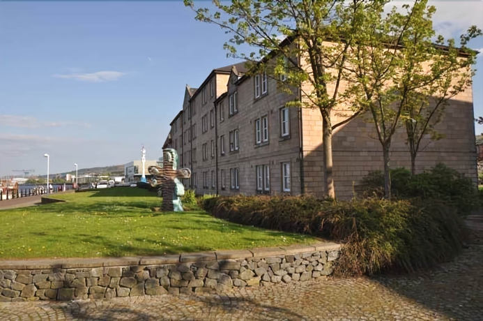 Imagen de los exteriores del Hotel Greenock Hall?s Waterfront Complex. Foto 16