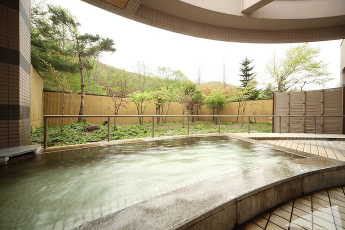 Imagen de la piscina del Hotel Greenpia Onuma. Foto 17