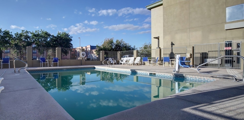 Imagen de la piscina del Hotel Greentree Inn Albuquerque. Foto 19