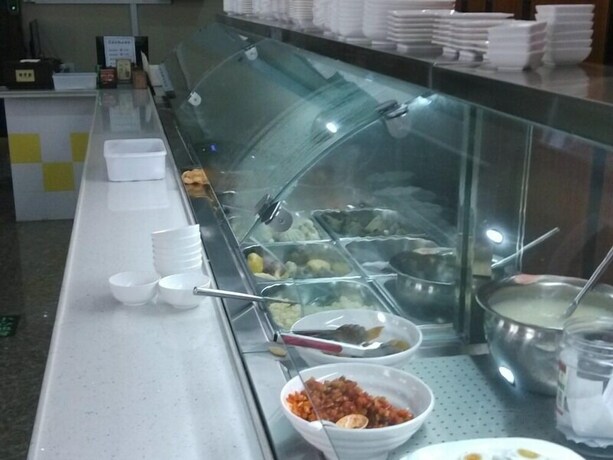 Imagen del bar/restaurante del Hotel Greentree Inn Shanghai Changxing Island Yuansha Bu. Foto 5