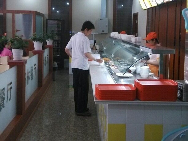 Imagen del bar/restaurante del Hotel Greentree Inn Shanghai Changxing Island Yuansha Bu. Foto 6