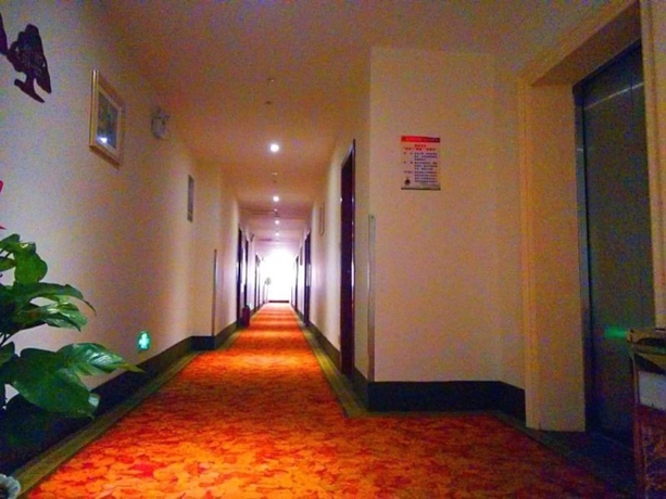 Imagen de los interiores del Hotel Greentree Inn Suzhou Zhangjiagang Daxin Town Pingbei Road Express. Foto 15