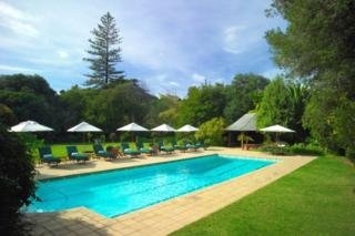 Imagen de la piscina del Hotel Greenways Hotel. Foto 5
