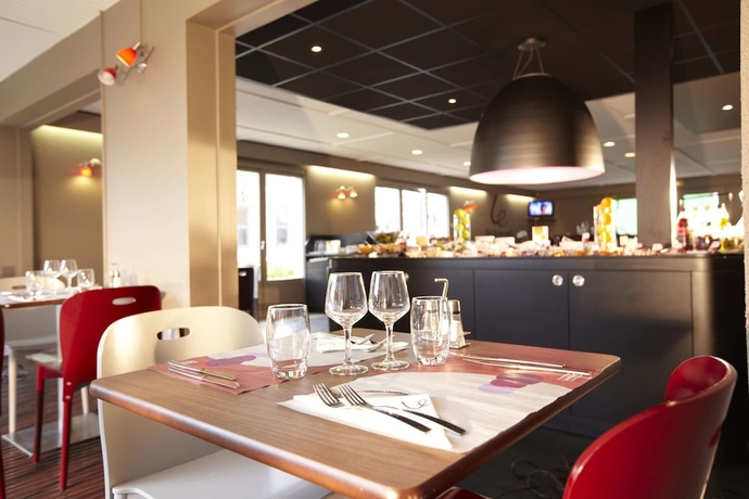 Imagen del bar/restaurante del Hotel Greet Versailles - Voisins Le Bretonneux. Foto 6