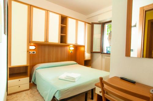 Imagen de la habitación del Hotel Greta. Foto 10