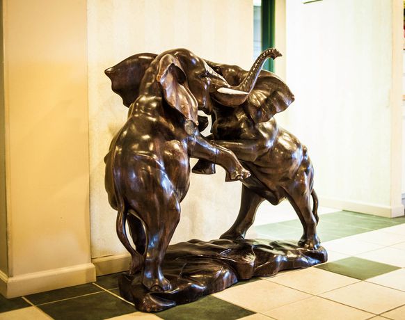 Imagen de los interiores del Hotel Greystone Inn and Suites. Foto 15