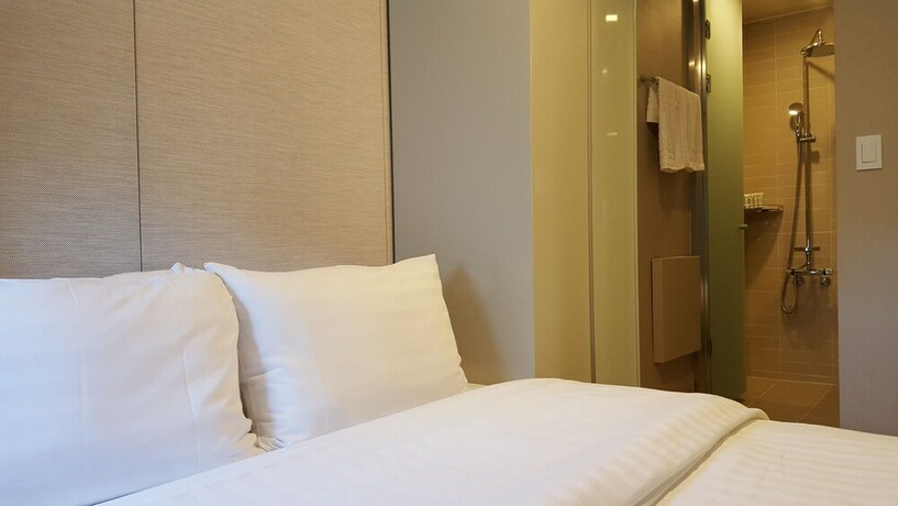 Imagen de la habitación del Hotel Grid Inn. Foto 17