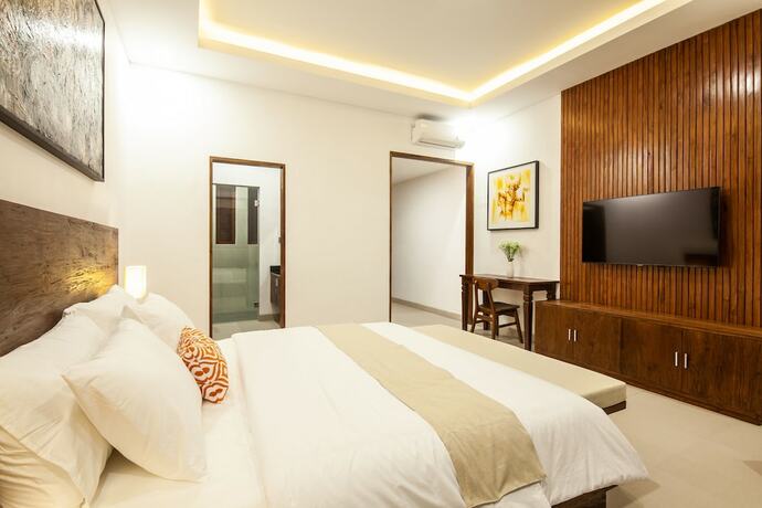 Imagen de la habitación del Hotel Griya Shanti Suites. Foto 15