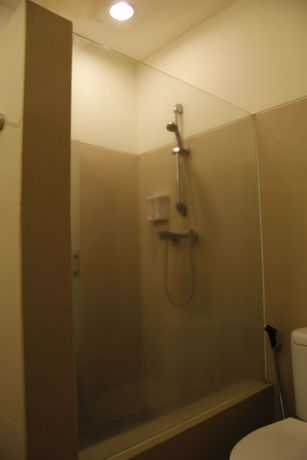 Imagen de la habitación del Hotel Griya Sintesa. Foto 4