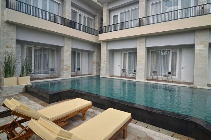 Imagen de la piscina del Hotel Griya Sunset Kuta. Foto 21
