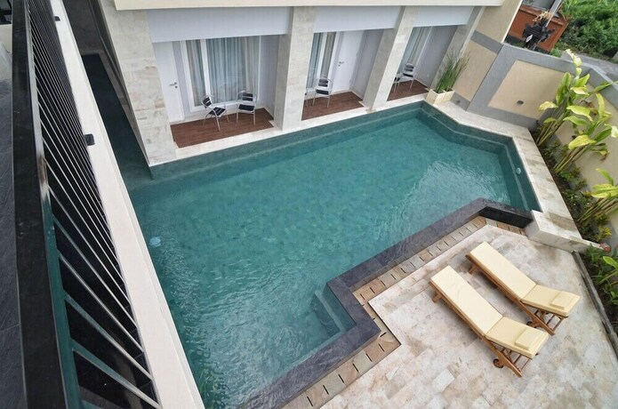 Imagen de la piscina del Hotel Griya Sunset Kuta. Foto 22