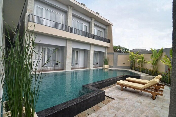 Imagen de la piscina del Hotel Griya Sunset Kuta. Foto 24