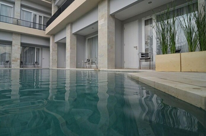 Imagen de la piscina del Hotel Griya Sunset Kuta. Foto 25