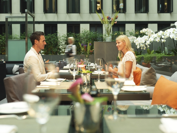 Imagen del bar/restaurante del Hotel Grosvenor House Suites by Jumeirah. Foto 2