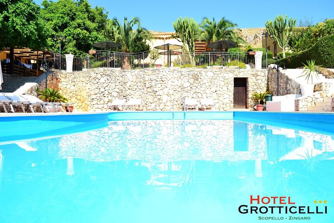 Imagen de la piscina del Hotel Grotticelli and Resort. Foto 13