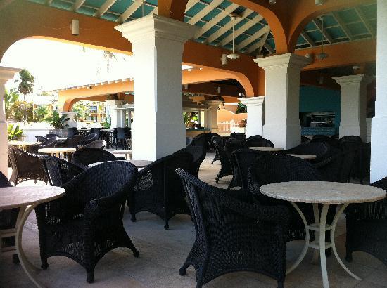 Imagen del bar/restaurante del Hotel Grotto Bay Beach Resort. Foto 3