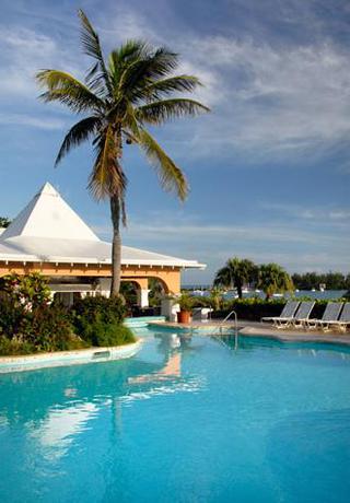 Imagen de la piscina del Hotel Grotto Bay Beach Resort. Foto 13