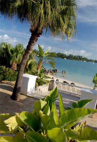 Imagen de los exteriores del Hotel Grotto Bay Beach Resort. Foto 9