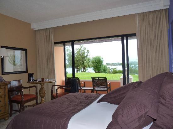 Imagen de la habitación del Hotel Grotto Bay Beach Resort. Foto 5