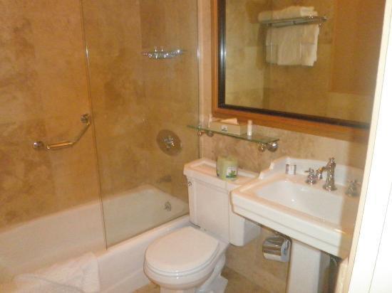 Imagen de la habitación del Hotel Grotto Bay Beach Resort. Foto 7