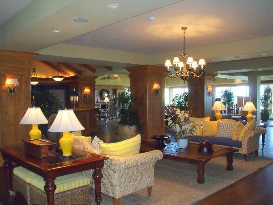 Imagen de los interiores del Hotel Grotto Bay Beach Resort. Foto 12