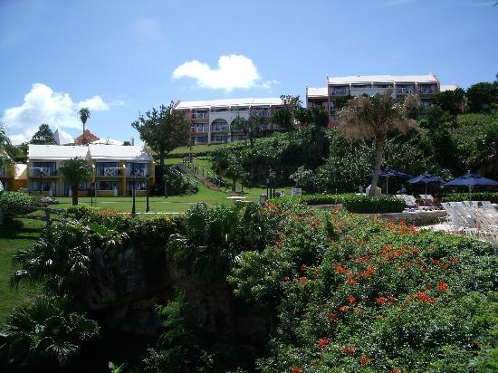 Imagen general del Hotel Grotto Bay Beach Resort. Foto 2