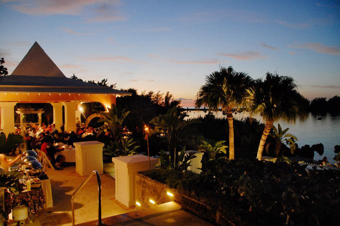 Imagen de los exteriores del Hotel Grotto Bay Beach Resort. Foto 11