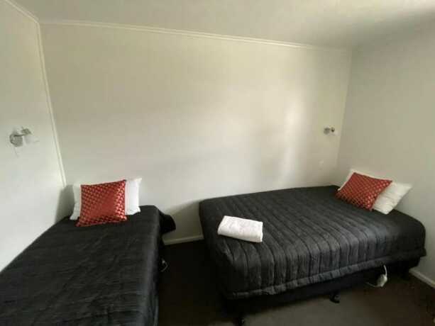 Imagen de la habitación del Hotel Grove Park Motor Lodge. Foto 18