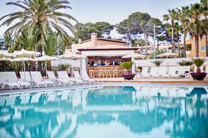 Imagen de la piscina del Hotel Grupotel Acapulco Playa - Adults Only. Foto 9