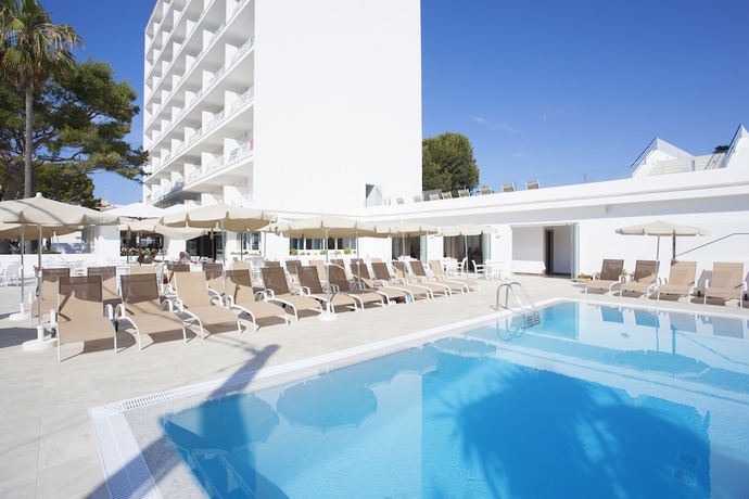 Imagen de la piscina del Hotel Grupotel Farrutx. Foto 13