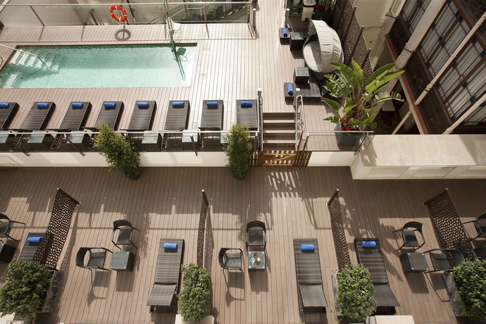 Imagen de la piscina del Hotel Grupotel Gran Vía 678. Foto 16